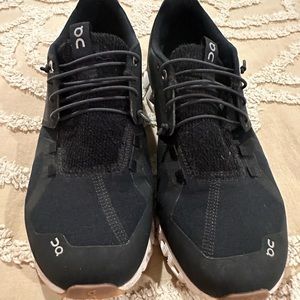 Women’s OnClouds size 9